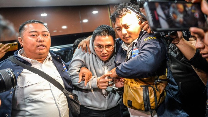 YouTuber Muhammad Adimas Diperiksa Polda Jabar Usai Ditangkap di Semarang. (Foto: ANTARA FOTO/Raisan Al Farisi)